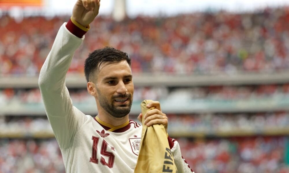 derrota Uruguay — El mediocampista español Alex Baena celebra tras anotar el gol que permitió a su selección liderar el Grupo H. Foto de: Ulises Ruiz/AFP