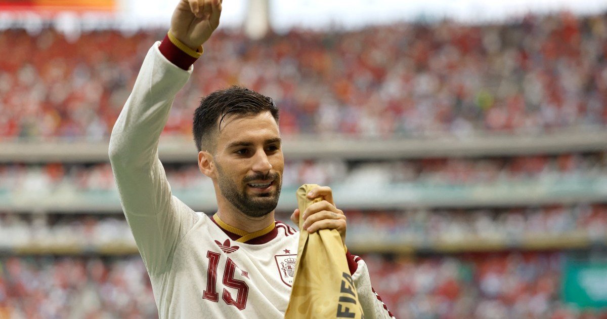 derrota Uruguay — El mediocampista español Alex Baena celebra tras anotar el gol que permitió a su selección liderar el Grupo H. Foto de: Ulises Ruiz/AFP
