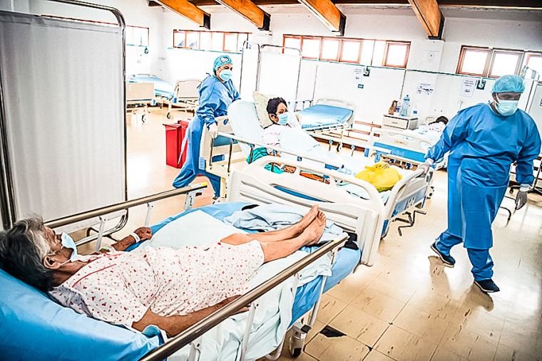 EsSalud atraviesa crisis — Personal de salud atiende a pacientes en una unidad hospitalaria mientras se implementan planes para mejorar la gestión de crisis en EsSalud. Foto de: El Peruano