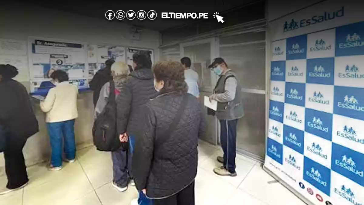 EsSalud invierte 117 — Personal y usuarios en las instalaciones de EsSalud ante la situación de desabastecimiento reportada por el medio. Foto de: ELTIEMPO.PE