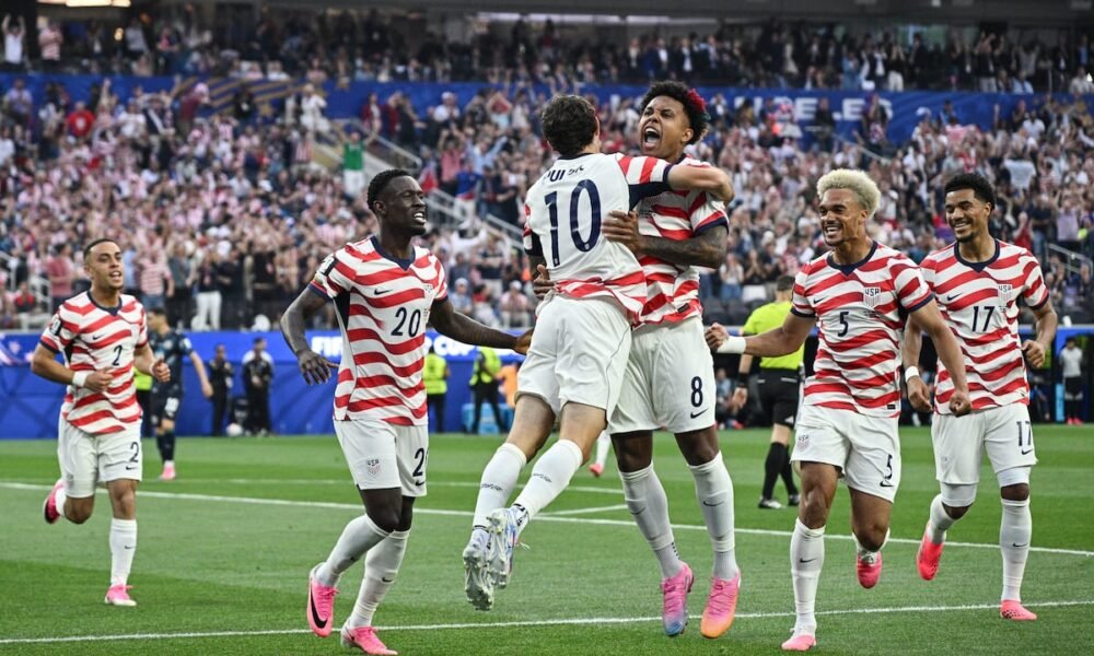 Christian Pulisic, Weston McKennie, Folarin Balogun y Antonee Robinson celebran el segundo gol de Estados Unidos ante Paraguay en el Mundial 2026. Foto de: Sebastian Frej (Getty Images