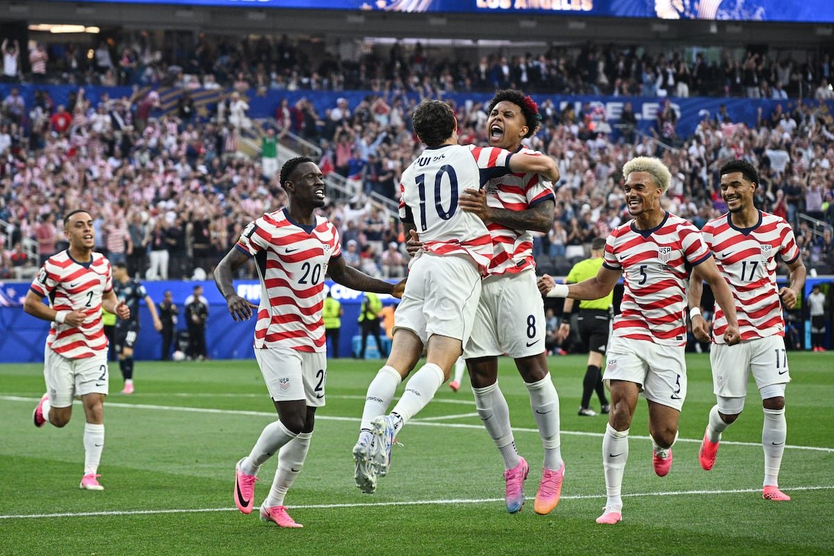 Christian Pulisic, Weston McKennie, Folarin Balogun y Antonee Robinson celebran el segundo gol de Estados Unidos ante Paraguay en el Mundial 2026. Foto de: Sebastian Frej (Getty Images