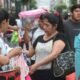 Personas en una zona comercial de Lima reflejan la realidad económica y social del país frente a los retos en protección social. Foto de: Gestión