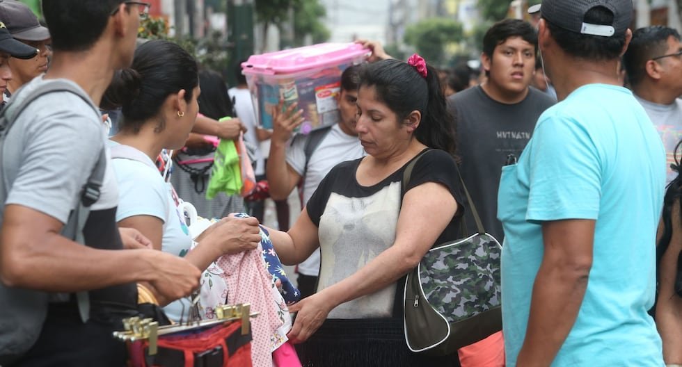 Personas en una zona comercial de Lima reflejan la realidad económica y social del país frente a los retos en protección social. Foto de: Gestión