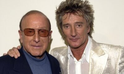 fallecimiento clive davis — El músico Rod Stewart posa junto a Clive Davis en un retrato que evoca la larga trayectoria de ambos en la industria musical. Foto de: Rolling Stone