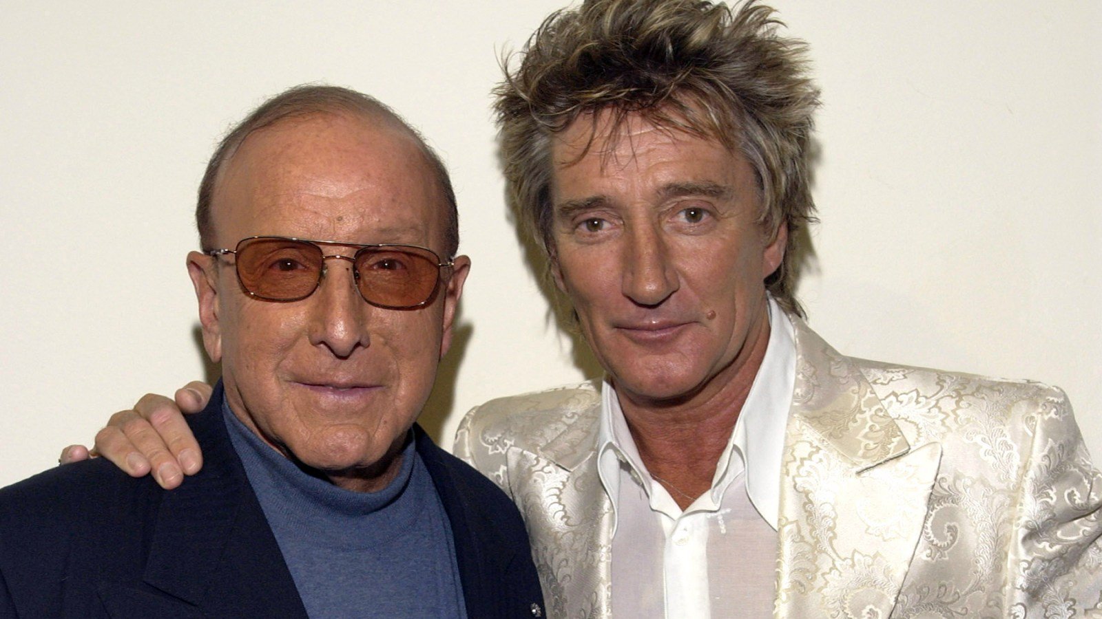 fallecimiento clive davis — El músico Rod Stewart posa junto a Clive Davis en un retrato que evoca la larga trayectoria de ambos en la industria musical. Foto de: Rolling Stone