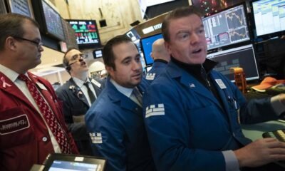 posible subida — Operadores de bolsa en el piso de la Bolsa de Valores de Nueva York reaccionan a las decisiones de la Reserva Federal. Foto de: Perú21