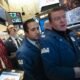posible subida — Operadores de bolsa en el piso de la Bolsa de Valores de Nueva York reaccionan a las decisiones de la Reserva Federal. Foto de: Perú21