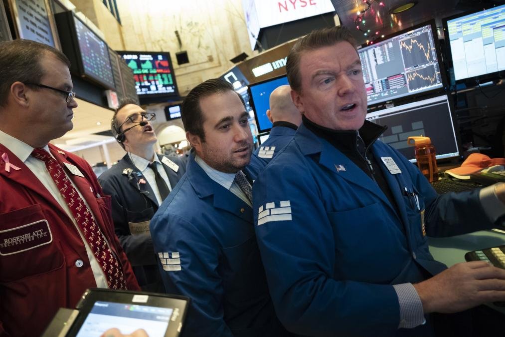 posible subida — Operadores de bolsa en el piso de la Bolsa de Valores de Nueva York reaccionan a las decisiones de la Reserva Federal. Foto de: Perú21