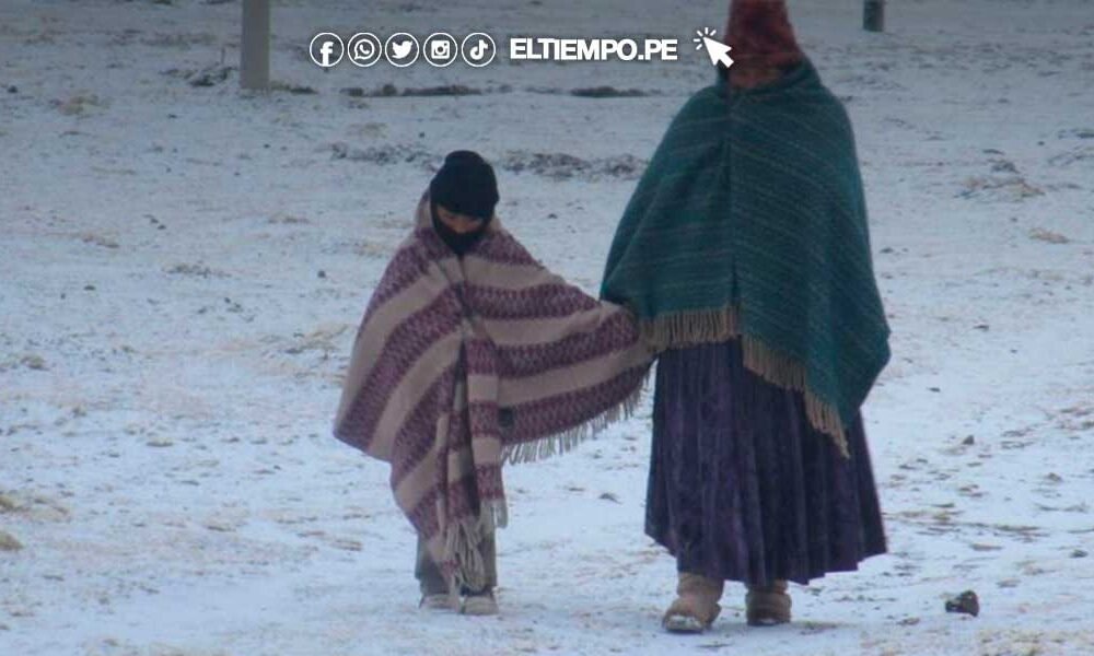 selva sur — Dos mujeres con vestimentas tradicionales caminan sobre una superficie cubierta de nieve o granizo durante un descenso de temperaturas. Foto de: ELTIEMPO.PE