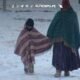 selva sur — Dos mujeres con vestimentas tradicionales caminan sobre una superficie cubierta de nieve o granizo durante un descenso de temperaturas. Foto de: ELTIEMPO.PE