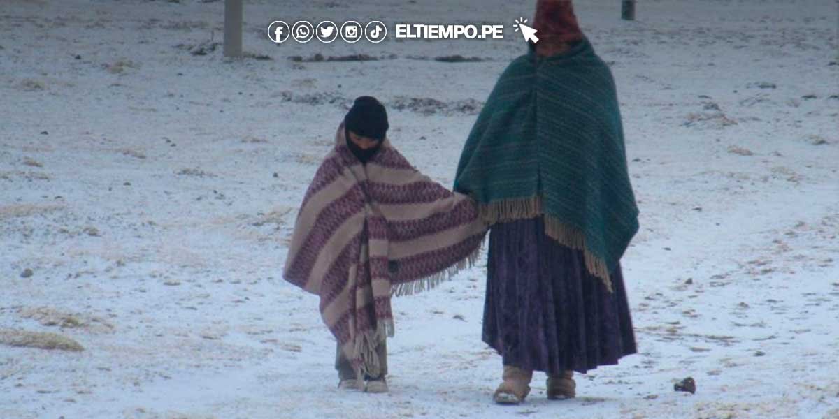 selva sur — Dos mujeres con vestimentas tradicionales caminan sobre una superficie cubierta de nieve o granizo durante un descenso de temperaturas. Foto de: ELTIEMPO.PE