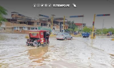 Niño octubre — Vehículos y un mototaxi circulan por calles inundadas en Piura ante la amenaza del fenómeno de El Niño. Foto de: ELTIEMPO.PE