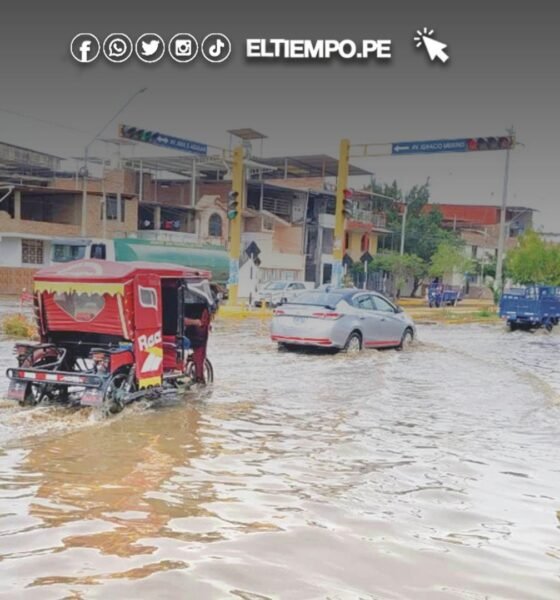 Niño octubre — Vehículos y un mototaxi circulan por calles inundadas en Piura ante la amenaza del fenómeno de El Niño. Foto de: ELTIEMPO.PE