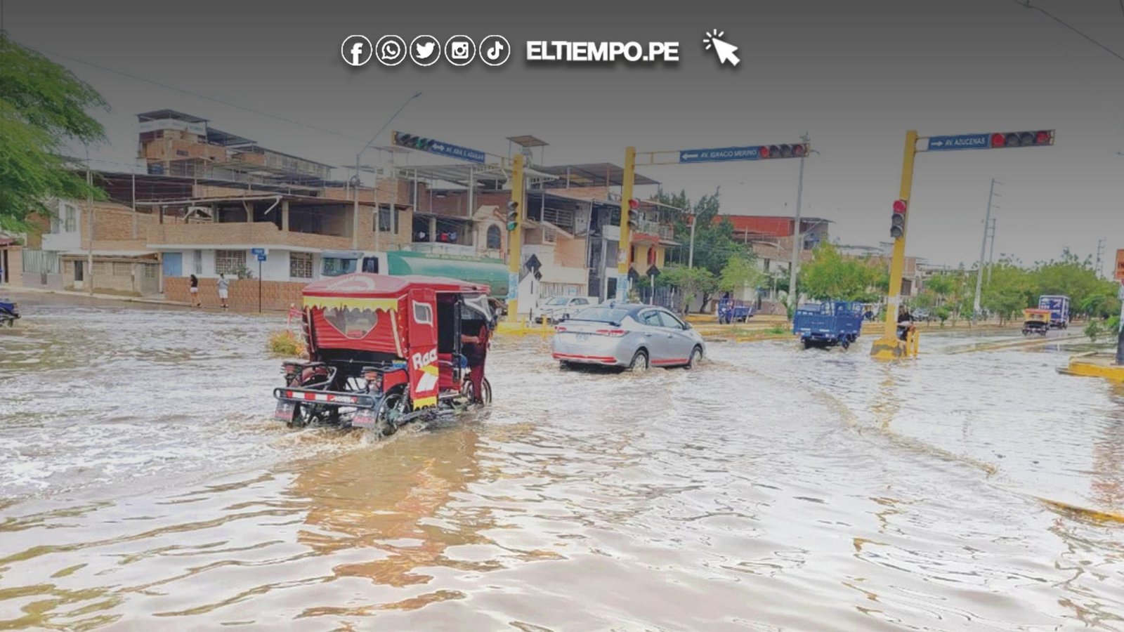 Niño octubre — Vehículos y un mototaxi circulan por calles inundadas en Piura ante la amenaza del fenómeno de El Niño. Foto de: ELTIEMPO.PE