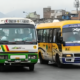 Lima Callao — Dos buses de transporte público, uno de Callao y otro de Xeroban, circulan por una calle de Lima, en el contexto de subsidios al transporte. Foto de: Perú21