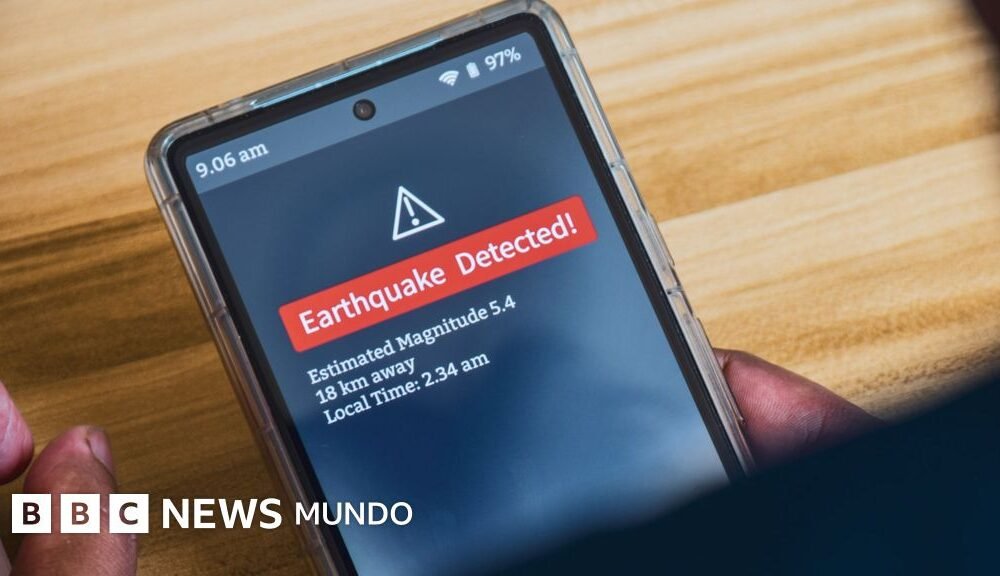 segundos valiosos — Un teléfono móvil muestra una alerta de terremoto detectado con magnitud 5.4 en la pantalla. Foto de: Getty Images