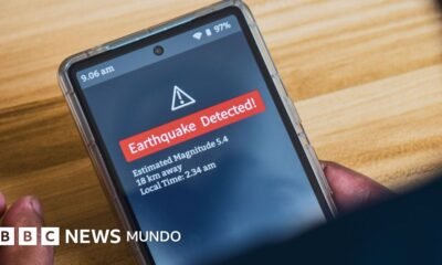 segundos valiosos — Un teléfono móvil muestra una alerta de terremoto detectado con magnitud 5.4 en la pantalla. Foto de: Getty Images