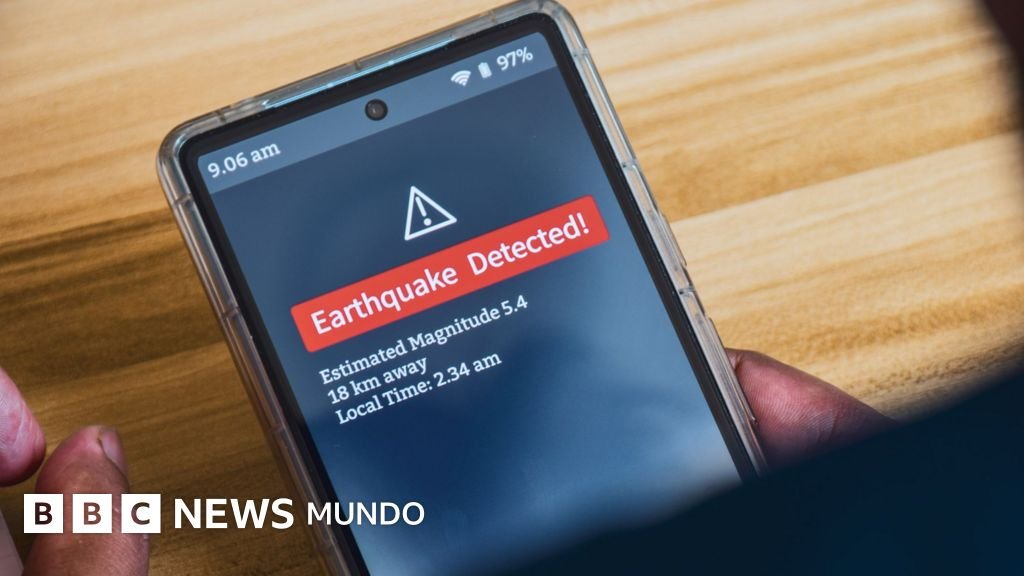 segundos valiosos — Un teléfono móvil muestra una alerta de terremoto detectado con magnitud 5.4 en la pantalla. Foto de: Getty Images