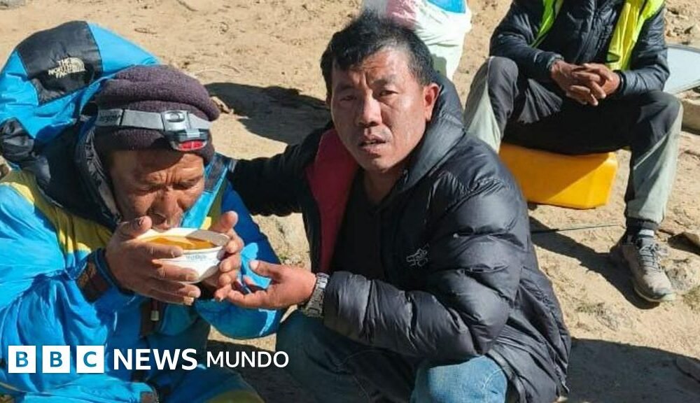 Guía nepalí — Imagen de la cobertura sobre "Pasé de llorar con su hija, a verlo llegar arrastrándose": el emocionante relat. Foto de: BBC Mundo