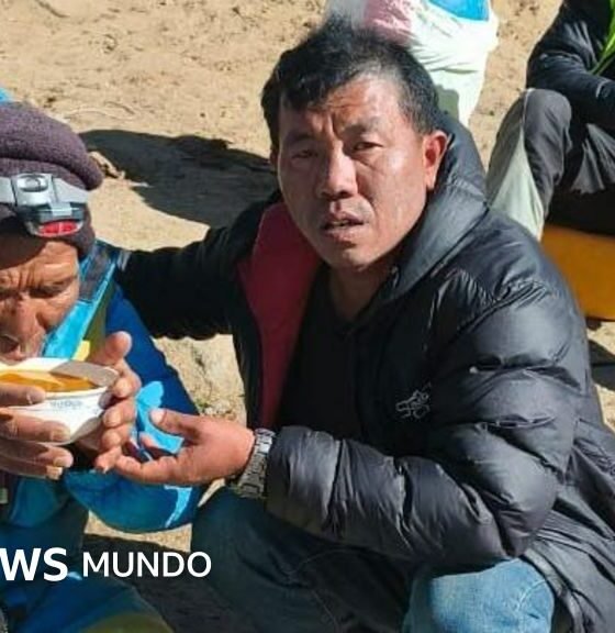 Guía nepalí — Imagen de la cobertura sobre "Pasé de llorar con su hija, a verlo llegar arrastrándose": el emocionante relat. Foto de: BBC Mundo