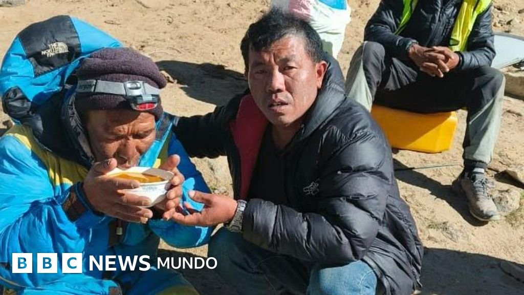 Guía nepalí — Imagen de la cobertura sobre "Pasé de llorar con su hija, a verlo llegar arrastrándose": el emocionante relat. Foto de: BBC Mundo