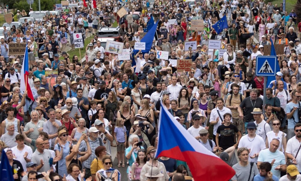 Manifestantes en Praga se reúnen para protestar contra los recortes de financiamiento y la amenaza a la independencia de los medios públicos checos. Foto de: Eva Korinkova/Reuters