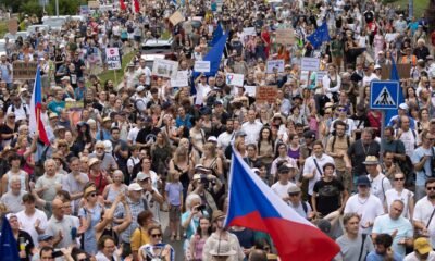 Manifestantes en Praga se reúnen para protestar contra los recortes de financiamiento y la amenaza a la independencia de los medios públicos checos. Foto de: Eva Korinkova/Reuters