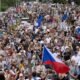 Manifestantes en Praga se reúnen para protestar contra los recortes de financiamiento y la amenaza a la independencia de los medios públicos checos. Foto de: Eva Korinkova/Reuters