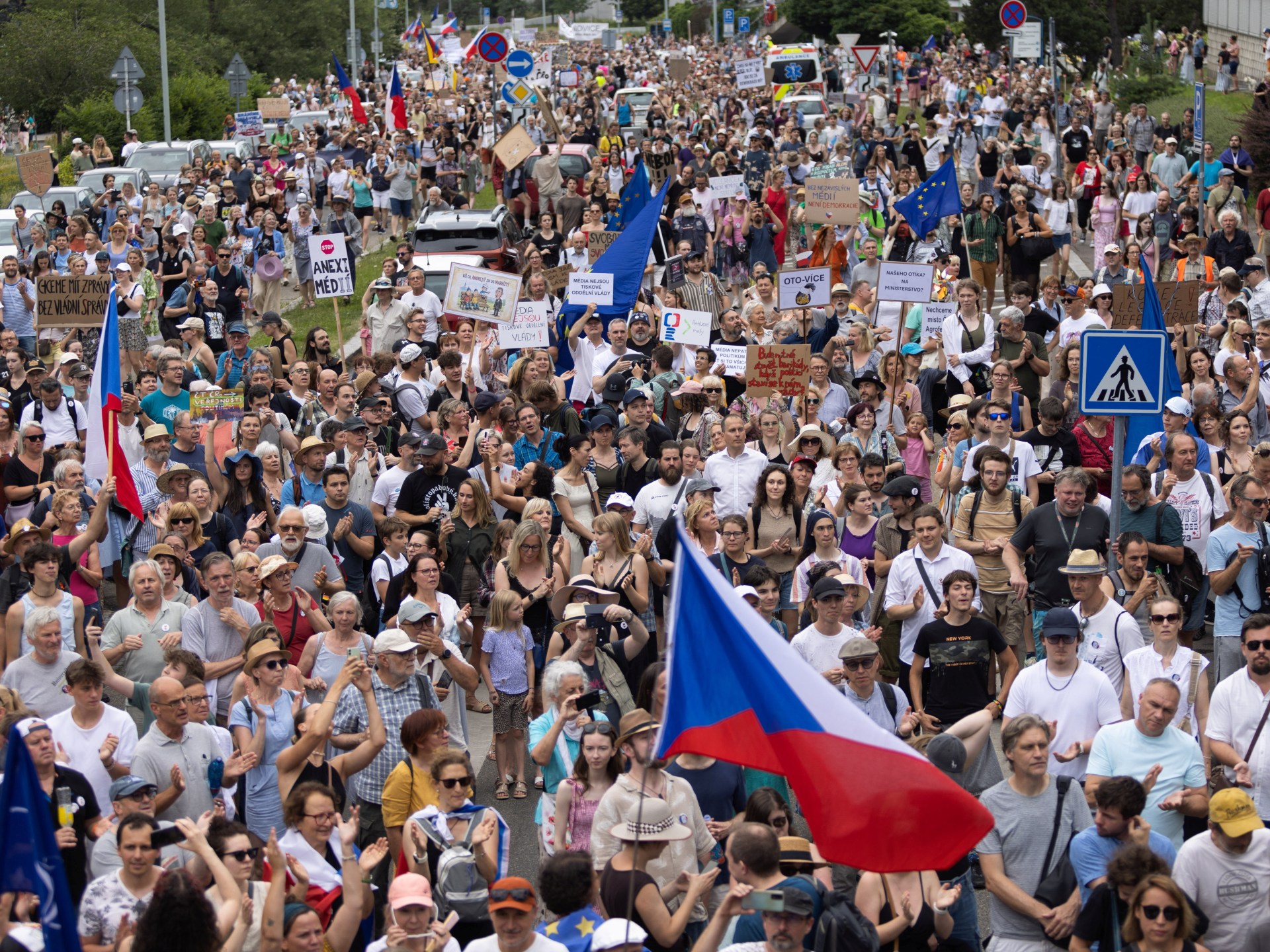 Manifestantes en Praga se reúnen para protestar contra los recortes de financiamiento y la amenaza a la independencia de los medios públicos checos. Foto de: Eva Korinkova/Reuters