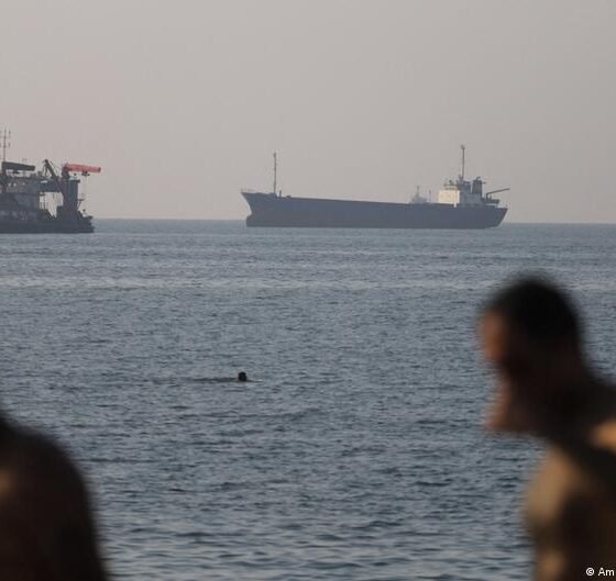 Las embarcaciones transitan el estrecho de Ormuz, una zona clave que Irán ha anunciado cerrar tras los ataques estadounidenses. Foto de: Amirhosein Khorgooi/ISNA/WANA/REUTERS