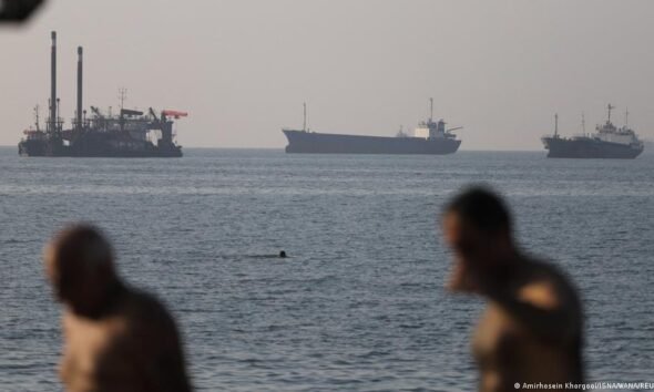 Las embarcaciones transitan el estrecho de Ormuz, una zona clave que Irán ha anunciado cerrar tras los ataques estadounidenses. Foto de: Amirhosein Khorgooi/ISNA/WANA/REUTERS