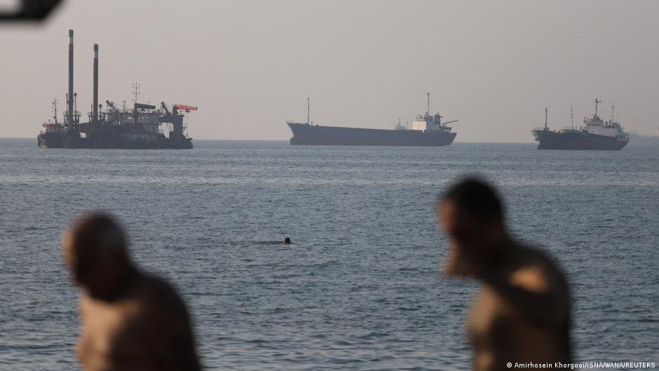 Las embarcaciones transitan el estrecho de Ormuz, una zona clave que Irán ha anunciado cerrar tras los ataques estadounidenses. Foto de: Amirhosein Khorgooi/ISNA/WANA/REUTERS