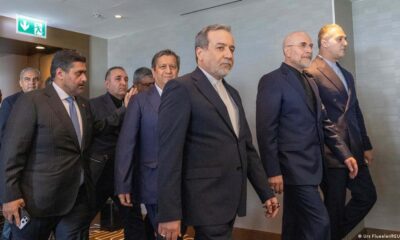 Irán EE.UU. — Abbas Araghtschi y Mohammed Bagher Ghalibaf caminan con la delegación de Irán durante las negociaciones diplomáticas. Foto de: Urs Fluegeler/REUTERS