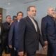 Irán EE.UU. — Abbas Araghtschi y Mohammed Bagher Ghalibaf caminan con la delegación de Irán durante las negociaciones diplomáticas. Foto de: Urs Fluegeler/REUTERS