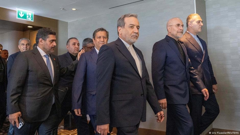 Irán EE.UU. — Abbas Araghtschi y Mohammed Bagher Ghalibaf caminan con la delegación de Irán durante las negociaciones diplomáticas. Foto de: Urs Fluegeler/REUTERS