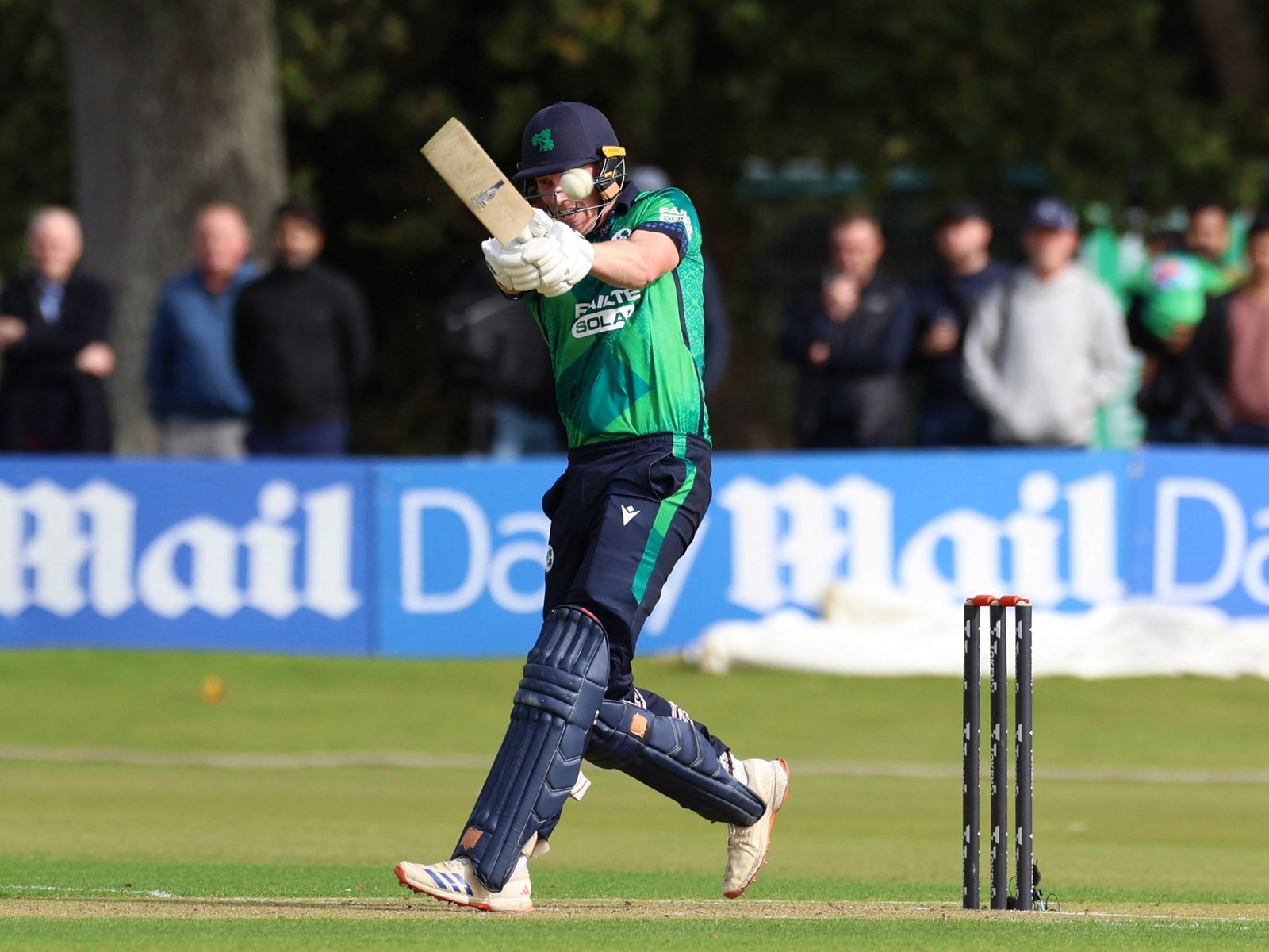 Ireland derrota India — El bateador Harry Tector en acción durante un partido de cricket para el equipo de Irlanda. Foto de: Cathal Mcnaughton/Reuters