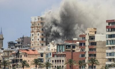 extenso túnel — Humo denso emana de edificios tras un ataque israelí en el sur del Líbano para destruir túneles de Hezbolá. Foto de: PowerNewsMedia