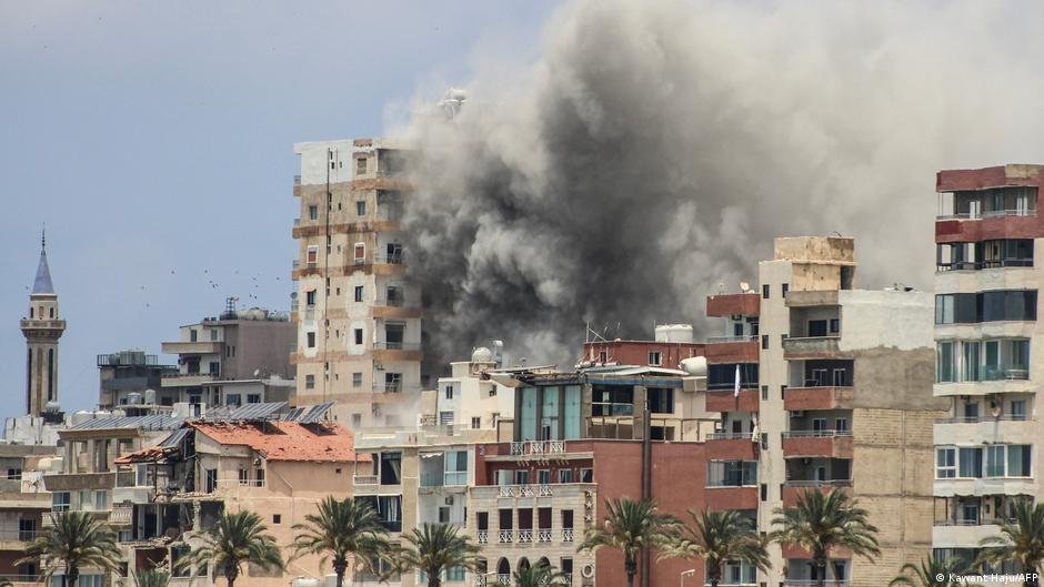 extenso túnel — Humo denso emana de edificios tras un ataque israelí en el sur del Líbano para destruir túneles de Hezbolá. Foto de: PowerNewsMedia
