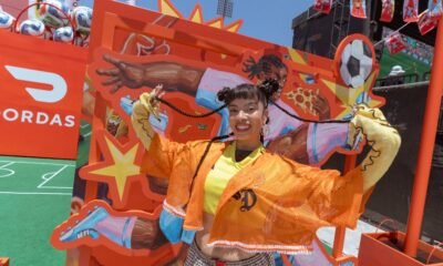 Janella Hernandez posa con una chaqueta de fútbol frente a un mural artístico en el festival de la FIFA en Los Ángeles. Foto de: Hypebeast