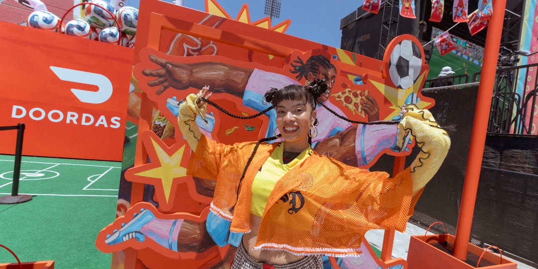 Janella Hernandez posa con una chaqueta de fútbol frente a un mural artístico en el festival de la FIFA en Los Ángeles. Foto de: Hypebeast
