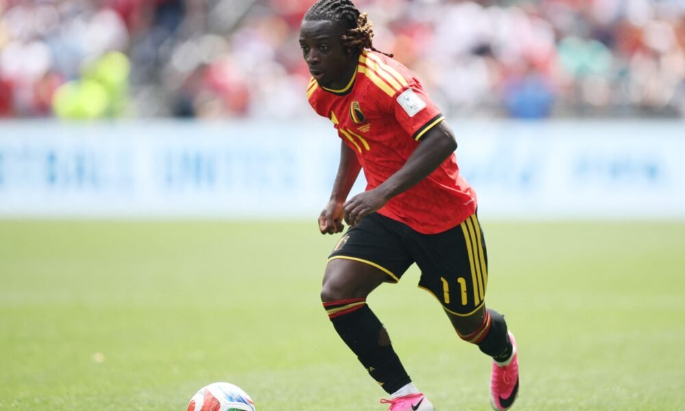 El jugador Jeremy Doku controla el balón con el uniforme de Bélgica durante un partido de la Copa del Mundo. Foto de: Alex Grimm/Getty Images/AFP