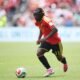 El jugador Jeremy Doku controla el balón con el uniforme de Bélgica durante un partido de la Copa del Mundo. Foto de: Alex Grimm/Getty Images/AFP
