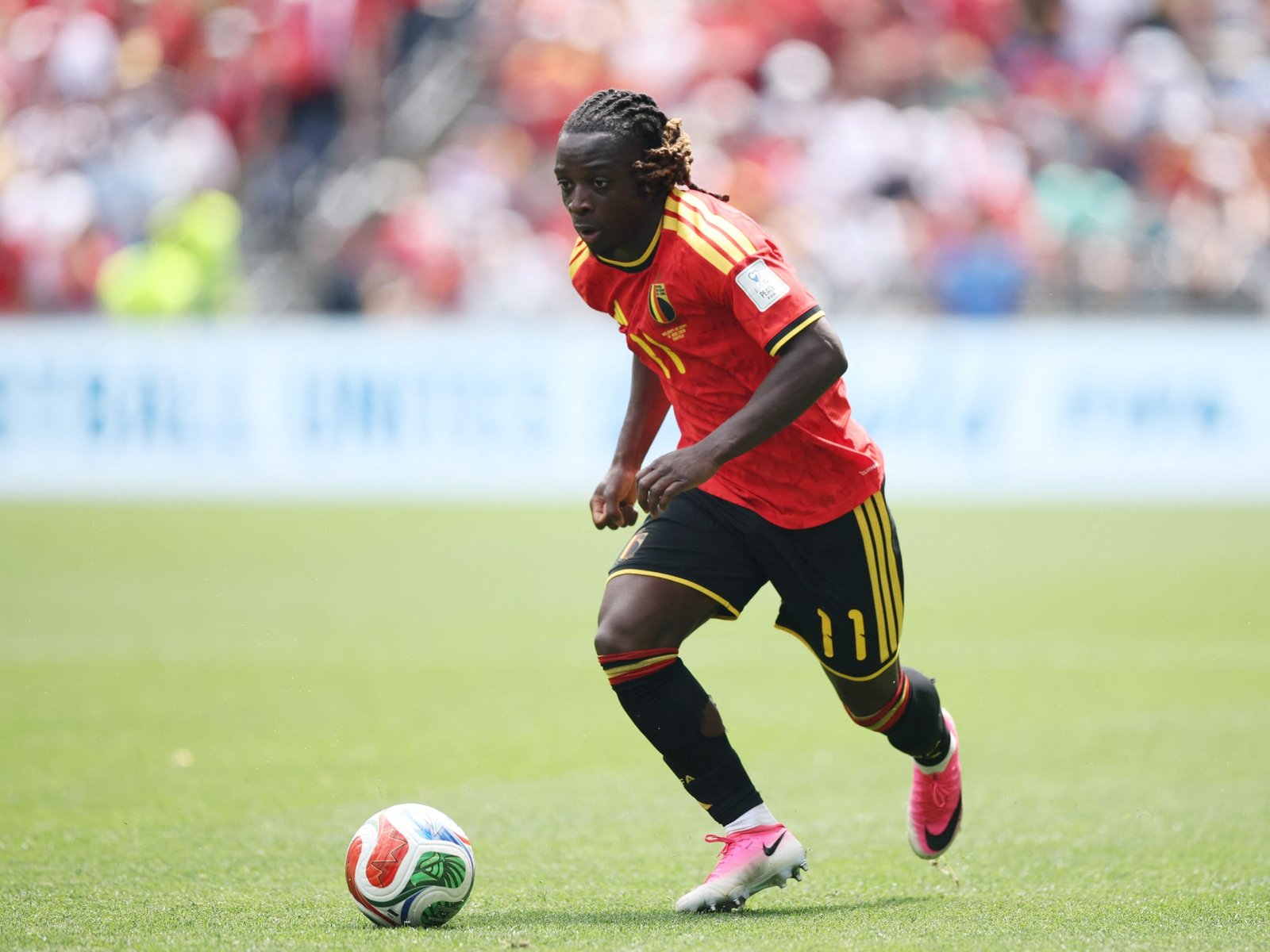 El jugador Jeremy Doku controla el balón con el uniforme de Bélgica durante un partido de la Copa del Mundo. Foto de: Alex Grimm/Getty Images/AFP