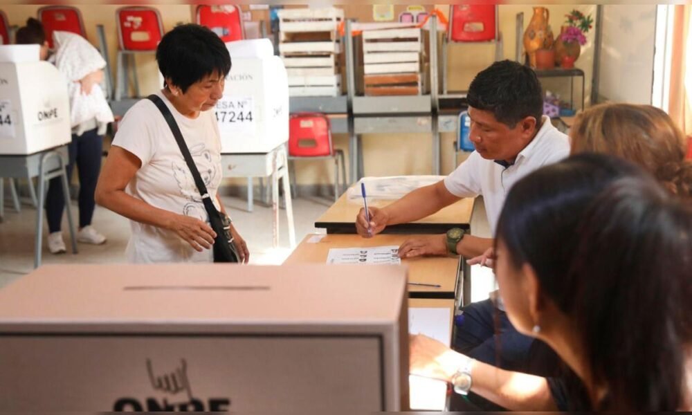 candidaturas regionales y municipales — Personas en un centro de votación o registro electoral mientras se procesan las candidaturas para las próximas elecciones regionales y municipales. Foto de: La República