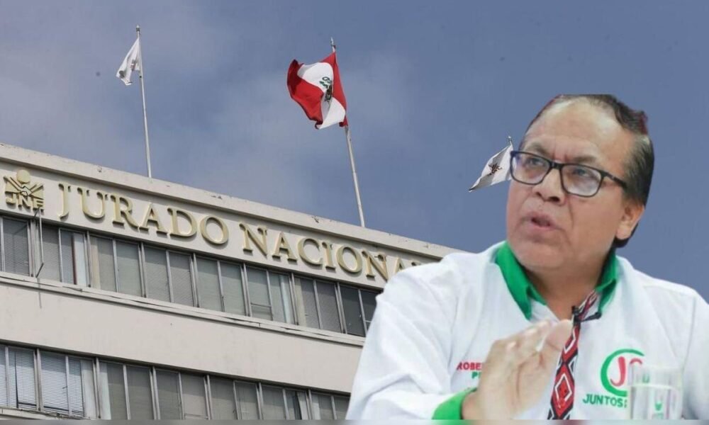 cronograma electoral — El representante de la organización Juntos por el Perú habla ante las instalaciones del Jurado Nacional de Elecciones. Foto de: La República