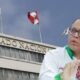 cronograma electoral — El representante de la organización Juntos por el Perú habla ante las instalaciones del Jurado Nacional de Elecciones. Foto de: La República