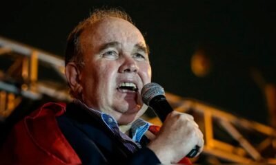 credenciales JNE López Aliaga — El periodista Roberto Burneo durante una intervención pública sobre la situación política de López Aliaga. Foto de: La República