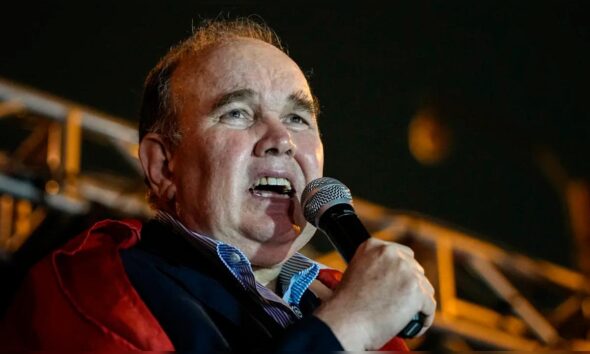 credenciales JNE López Aliaga — El periodista Roberto Burneo durante una intervención pública sobre la situación política de López Aliaga. Foto de: La República