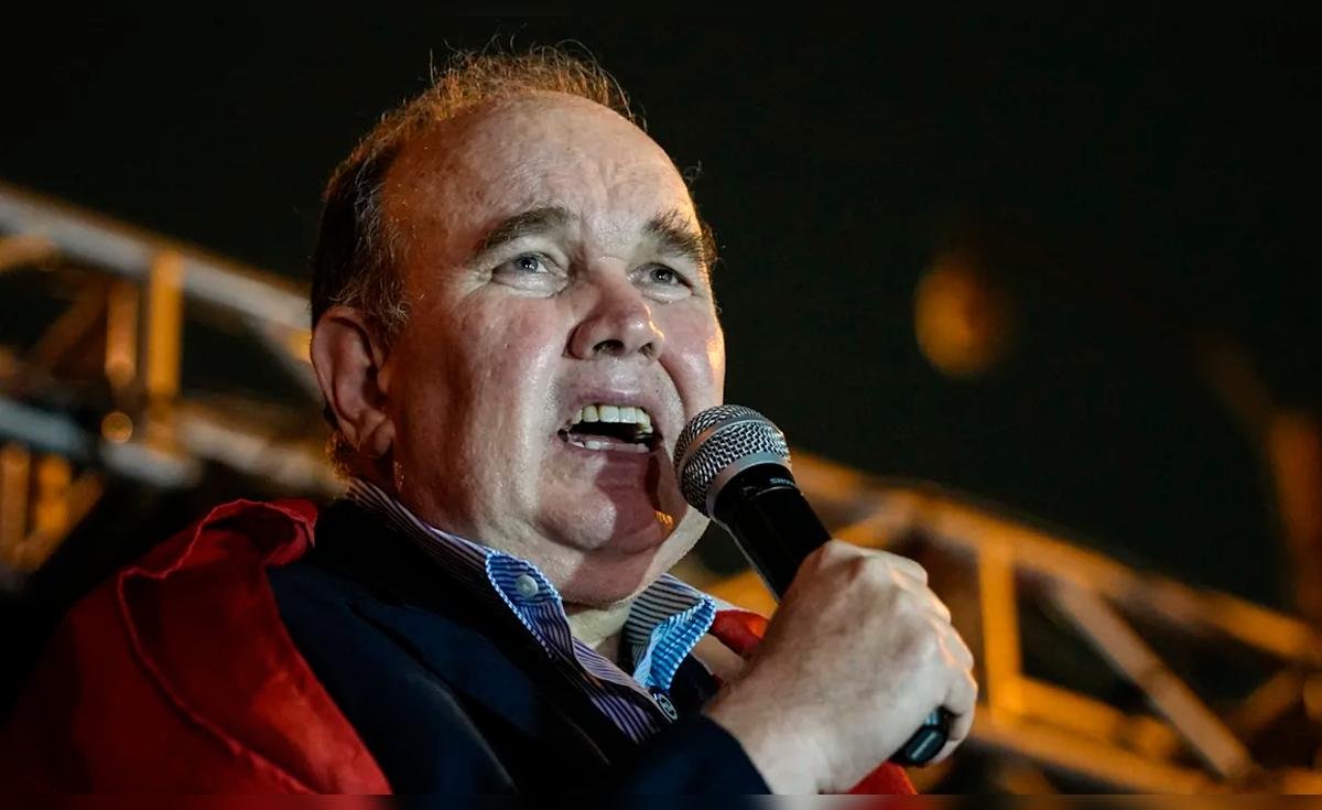 credenciales JNE López Aliaga — El periodista Roberto Burneo durante una intervención pública sobre la situación política de López Aliaga. Foto de: La República